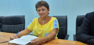 Celinha solicita a destinação de um veiculo para o transporte dos pacientes da hemodiálise.