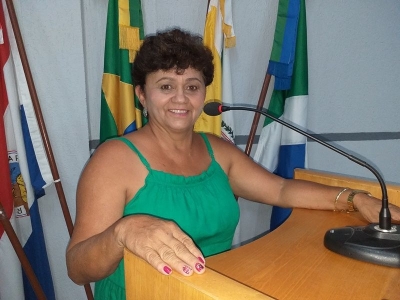 Vereadora Celinha cobra do Executivo Municipal a limpeza dos terrenos baldios.